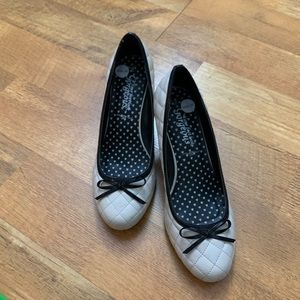 Quilted heels with bow